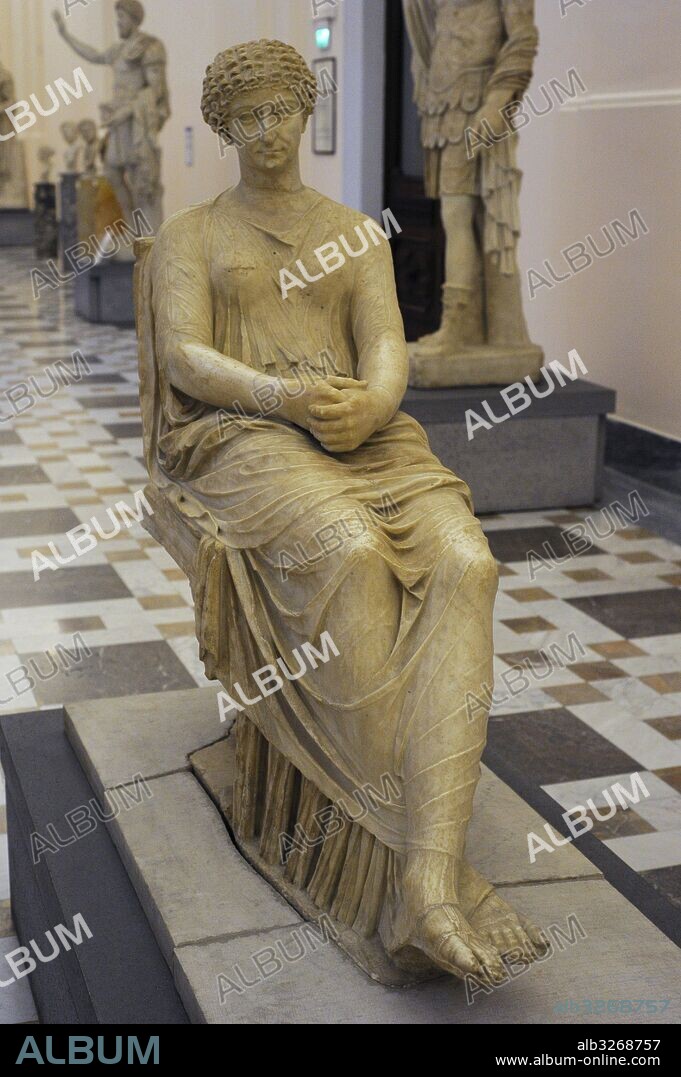 Estatua conocida por Agripina. Reutilización romana del siglo I d. C, de un original griego del período clásico. Mujer sentada con el retrato de la cabeza de Agripina la Menor (15-59 d. C). Emperatriz romana consorte. Colección Farnese. Museo Arqueológico Nacional. Nápoles. Italia.