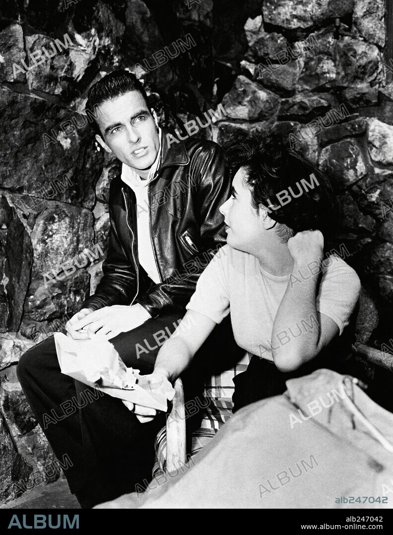 ELIZABETH TAYLOR and MONTGOMERY CLIFT in A PLACE IN THE SUN, 1951, directed by GEORGE STEVENS. Copyright PARAMOUNT PICTURES.