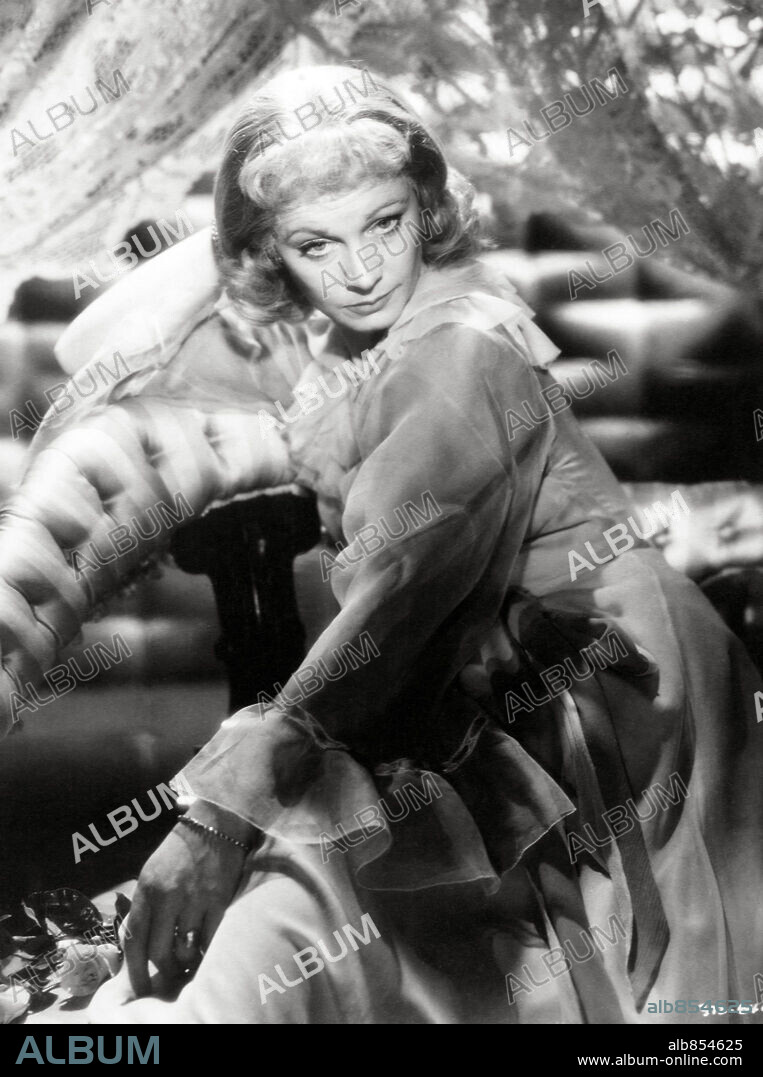 VIVIEN LEIGH in A STREETCAR NAMED DESIRE, 1951, directed by ELIA KAZAN. Copyright WARNER BROTHERS.