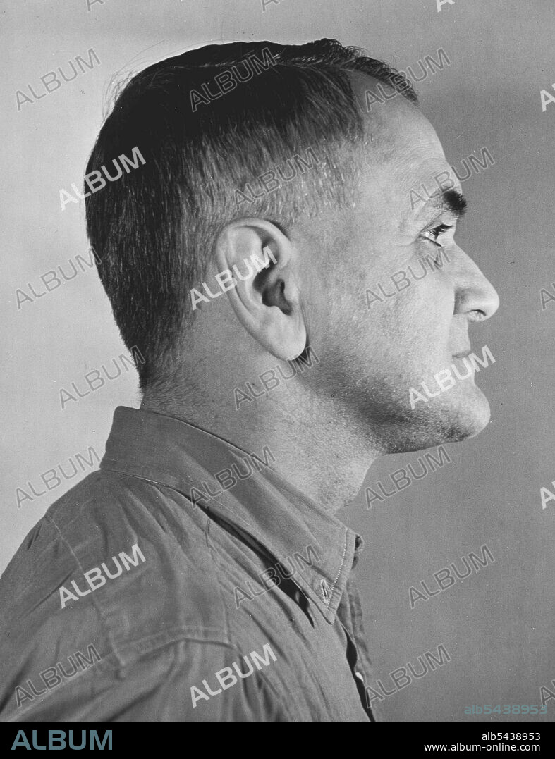 Anatomical oddity is Martin Laurello. He can tune his head square to back looking over his shoulders.Any normally constructed person would either choke to death or break his neck. Lest you suspect him of a fake X rays show that his dhirt is not on back to front. Profile photograph shows no abnormal strain in head or neck before starting twist. June 15, 1940. (Photo by Andre La Terza Feature).;Anatomical oddity is Martin Laurello. He can tune his head square to back looking over his shoulders.Any.