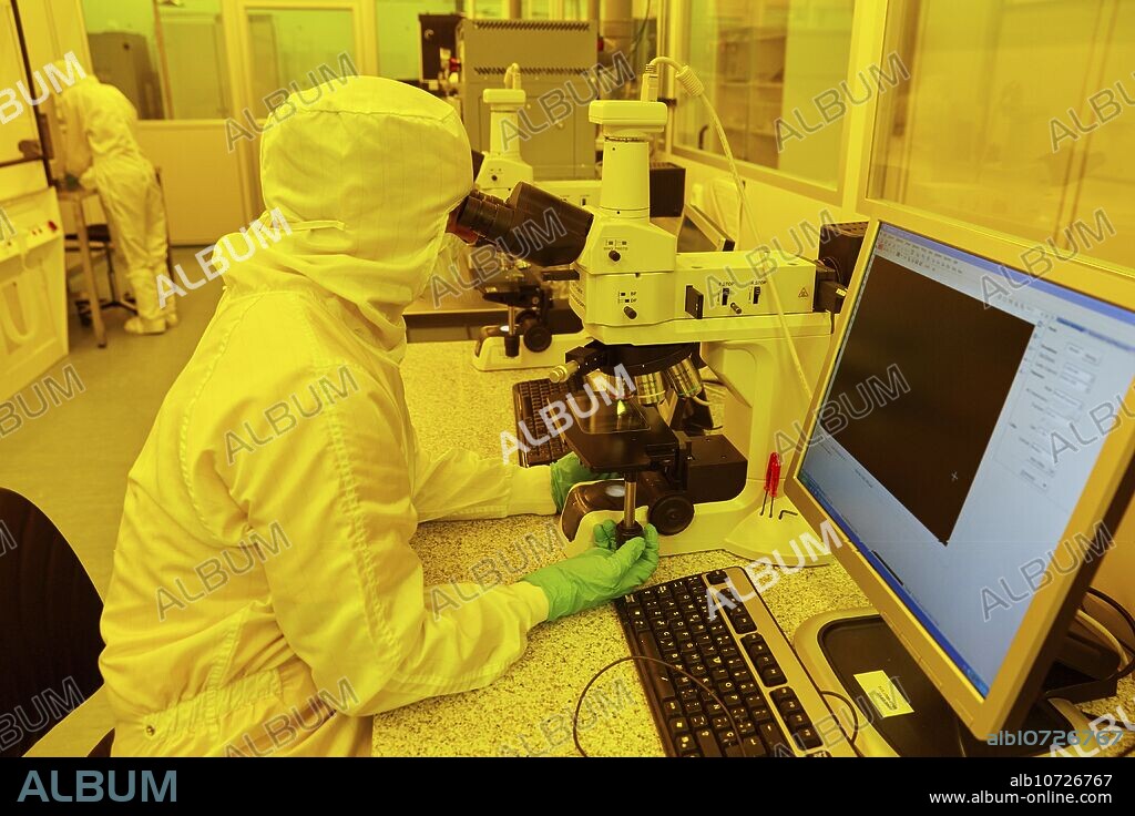 Nikon Elipse 150 microscope. Cleanroom. Nanotechnology. Laboratory. CIC nanoGUNE Nano science Cooperative Research Center. Donostia. San Sebastian. Gipuzkoa. Basque Country. Spain.