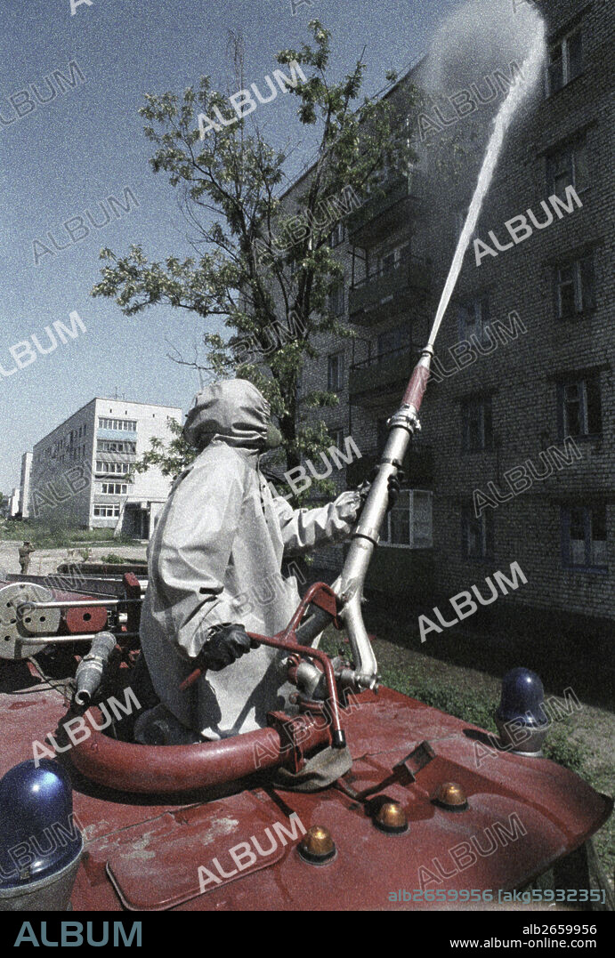 Soviet Union / Nuclear Disaster at Chernobyl Nuclear Power Plant (Ukraine) on April 26, 1986. (Explosion of reactor 4, causing the release and spreading of radioactivity).-Decontaminating dwellings in Chernobyl.-Photo, 1986 (Igor Kostin).