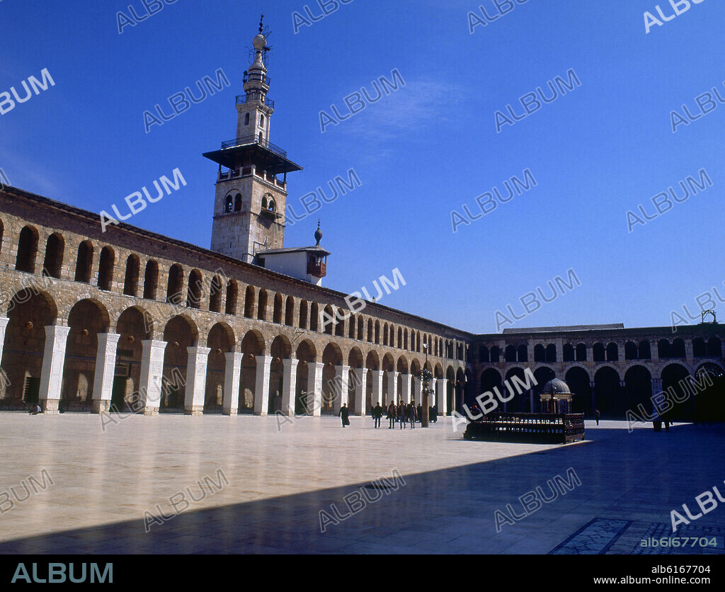 PATIO CON COLUMNAS Y ARCOS - MINARETE DE LA NOVIA -.