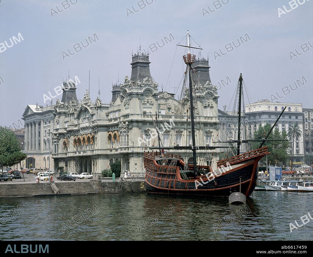 REPLICA DE LA CARABELA SANTA MARIA DELANTE DE LA ESTACION MARITIMA - MUNDIAL PALACE - FOTO AÑOS 00.