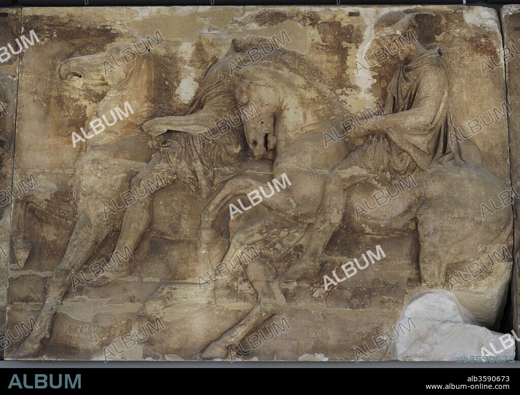 Arte Griego. Relieve del friso del Partenón de la Acrópolis de Atenas. Era Clásica. Siglo V a. C. Supervisado por el escultor Fidias. Hacia el 443-437 a. C. Friso Oeste. Preparación de la procesión de las Panateneas. W IX, 16-17. Un jinete (16) con caballo al trote. Otro jinete (17) con un pétaso (sombrero de ala ancha). Museo de la Acrópolis. Atenas. Grecia.