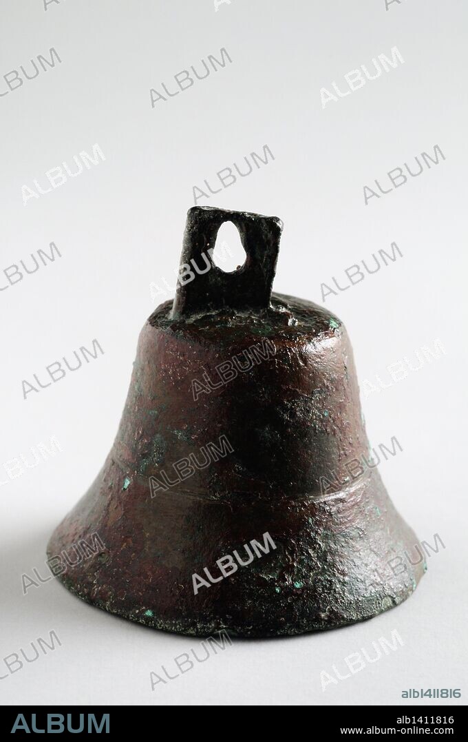 Campana de bronce con forma troncocónica y enganche en la parte superior . Altura 42 mm Anchura 35 mm Grosor 2 mm Peso 39, 7 gr ( Siglo I- II dc ) - Epoca romana , procedente del Yacimiento arqueológico de Complutum en Alcalá de Henares ( Madrid ). ESPAÑA.