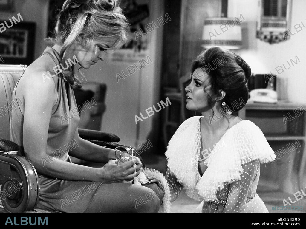 FARRAH FAWCETT and RAQUEL WELCH in MYRA BRECKINRIDGE, 1970, directed by MICHAEL SARNE. Copyright 20TH CENTURY FOX.