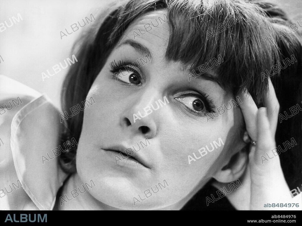 1963.. Orig. bildtext... LYCKAN KOMMER Catrin Westerlund 1963 Anm. LYCKAN KOMMER TV-pjäs av Lars Forsberg i regi av Håkan Ersgård Sänt första gången 1963-02-25 Eyeline Mascara Smink Ansikten CD491 persons: CATRIN WESTERLUND sites: SVERIGE.
