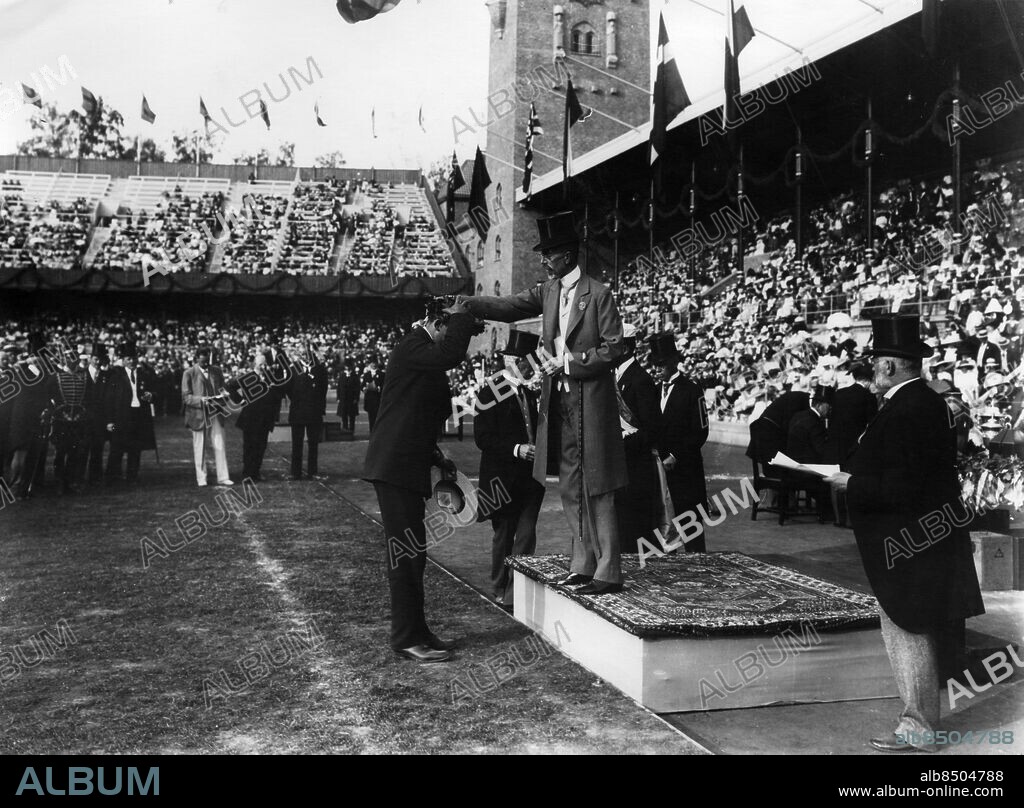 STOCKHOLM 1912-07.. Segraren i spjutkastning, Eric Lemming från Sverige, bekransas av kung Gustaf V på Stockholms stadion under olympiska sommarspelen 1912.. Foto: Wilhelm Lamm / SVT / Kod: 5600. sv/v. L 665.
