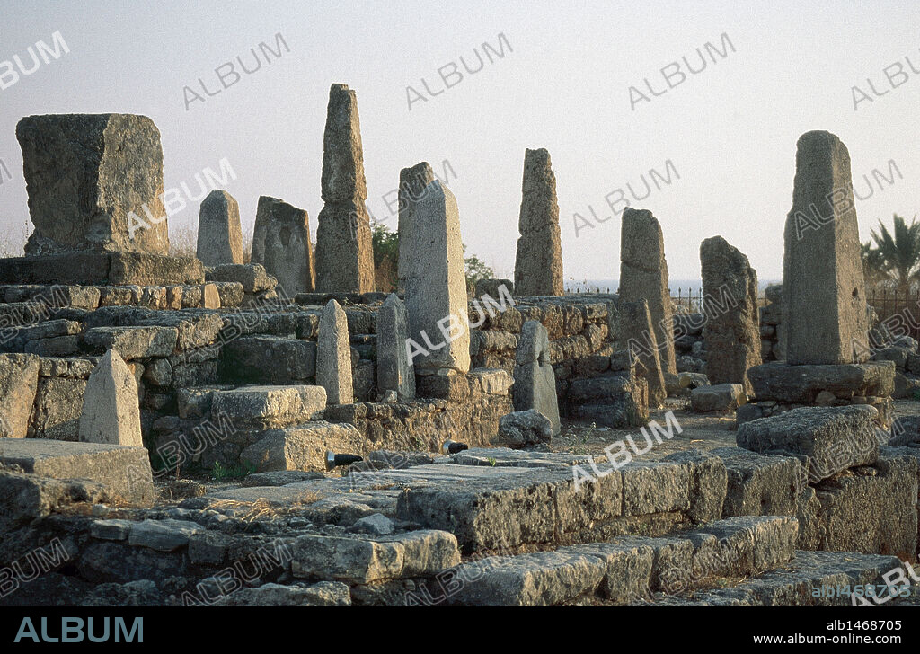 ARTE FENICIO. LIBANO. BIBLOS. Antigua ciudad fenicia e importante puerto histórico de las costas libanesas, correspondiente a la bíblica "Gebal". Vista parcial del TEMPLO DE LOS OBELISCOS, fechado entre los ss. XIX y XVIII aC. Declarada Patrimonio de la Humanidad.