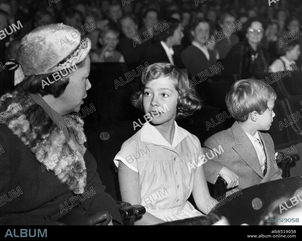 ARKIV STOCKHOLM 19531113.. Barnsköterskan Ingrid "Nenne" Björnberg (t.v.), prinsessan Christina och kronprins Carl Gustaf i samband med operakörens barnsoaré.. Foto: DN / TT / Kod: 23 . **SVD OUT**.