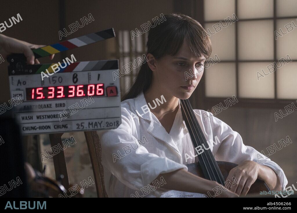 ALICIA VIKANDER in WO DIE ERDE BEBT, 2019 (EARTHQUAKE BIRD), unter der Regie von WASH WESTMORELAND. Copyright SCOTT FREE PRODUCTIONS.