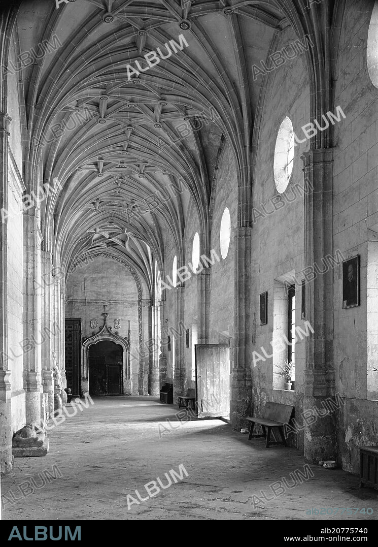 JUAN GIL DE HONTANON. GALERIA DEL CLAUSTRO DE LA CATEDRAL DE PALENCIA - SIGLO XVI - GOTICO FINAL - FOTOGRAFIA EN BLANCO Y NEGRO - AÑOS 60.