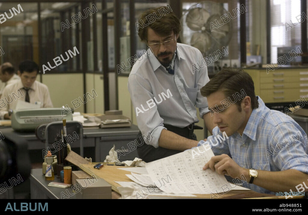 JAKE GYLLENHAAL y ROBERT DOWNEY JR. en ZODIAC, 2007, dirigida por DAVID FINCHER. Copyright WARNER BROS. PICTURES.