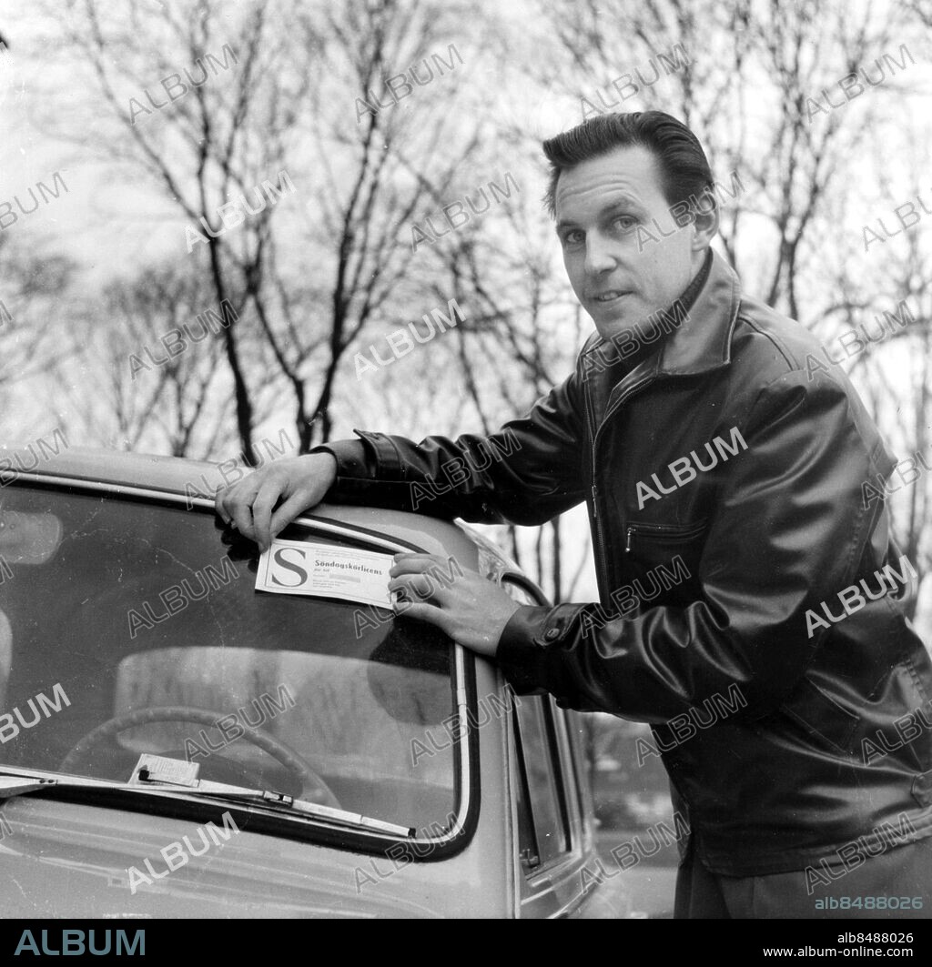 Malmö 19561101 - . Bensinbrist i Sverige till följd av Suezkrisen 1956. Bengt Nordahl med tillstånd att köra på söndagar, söndagstillstånd. Foto Bertil Rubin / Sydsvenskan / SCANPIX. **OUT Kvällsposten, Skånska Dagbladet, Metro Skåne**. ***BETALBILD***.