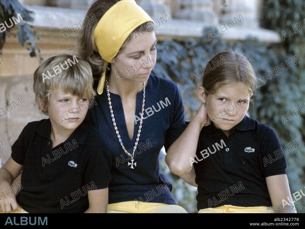LA REINA DE ESPAÃ‘A SOFIA DE GRECIA JUNTO A FELIPE Y ELENA DE BORBON EN EL PALACIO DE MARIVENT DE PALMA DE MALLORCA. 1975. MALLORCA.
