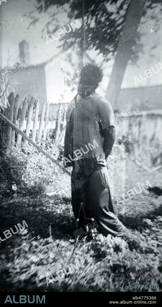 Cadavre d'un maquisard ou villageois massacre par les troupes allemandes a Vassieux en Vercors apres l'assaut donné du 21 au 23 juillet 1944. Photographie anonyme de 1944. Credit : Collection IM/Kharbine-Tapabor.