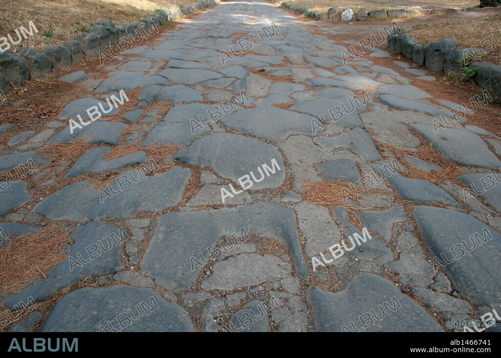 ARTE ROMANO. ITALIA. VIA APIA, en latín "VIA APPIA". Calzada comenzada en el 312 a. C. por el censor Apio Claudio y terminada por Augusto. Iba de Roma a Brindisi por Capua. Detalle de los adoquines de la calzada. Roma.