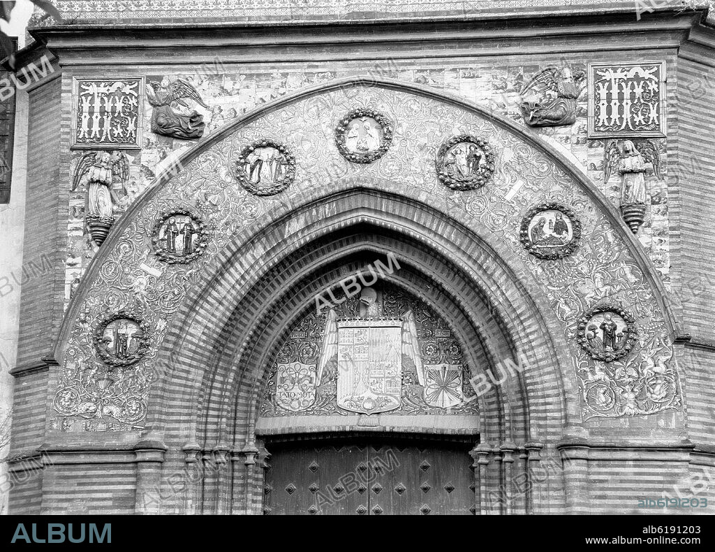 NICULOSO PISANO / MILLAN PEDRO. PORTADA GOTICO MUDEJAR DE ARCO APUNTADO CON TRES ARQUIVOLTAS Y MEDALLONES CERAMICOS - SIGLO XVI - FOTOGRAFIA EN BLANCO Y NEGRO - AÑOS 50.