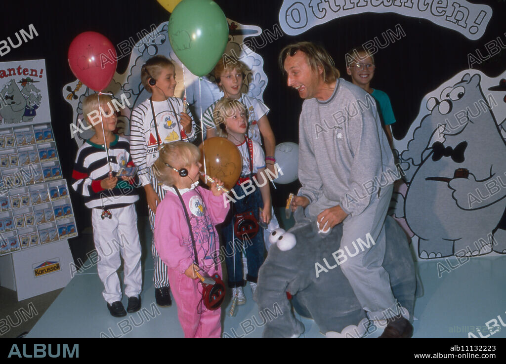 Otto Waalkes and guests introduce his Ottifanten family to children, Germany 1988. (original german headline: Otto Waalkes stellt Ottifanten-Familie vor).