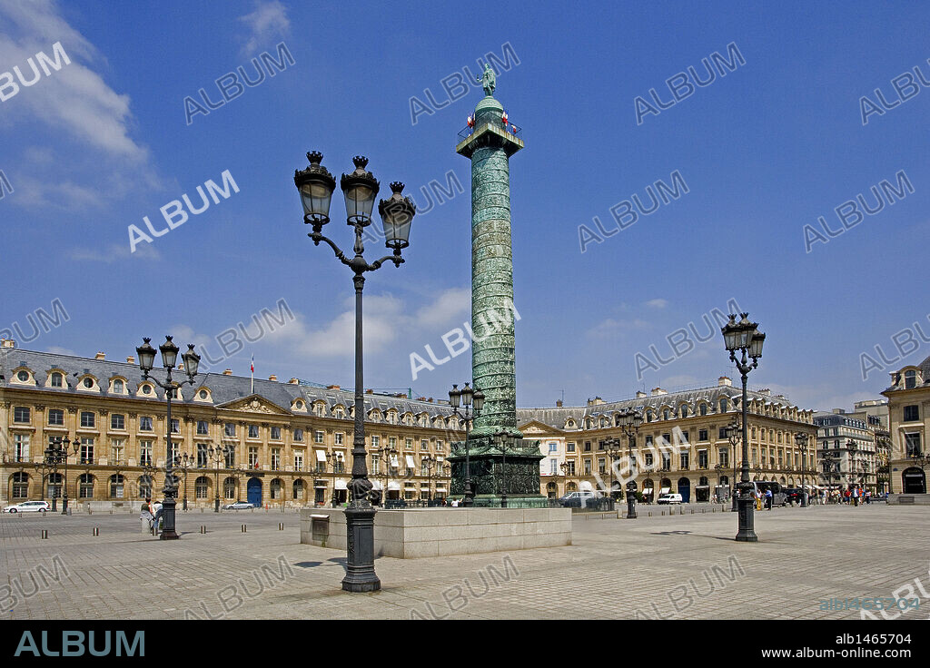 FRANCIA. PARIS. Vista de la PLAZA VEMDOME, construída entre 1687 y 1720 por el arquitecto Hadouin-Mansart. En el centro se encuentra la COLUMNA VENDOME (COLONNE VENDÔME) erigida en honor a Napoleon I.