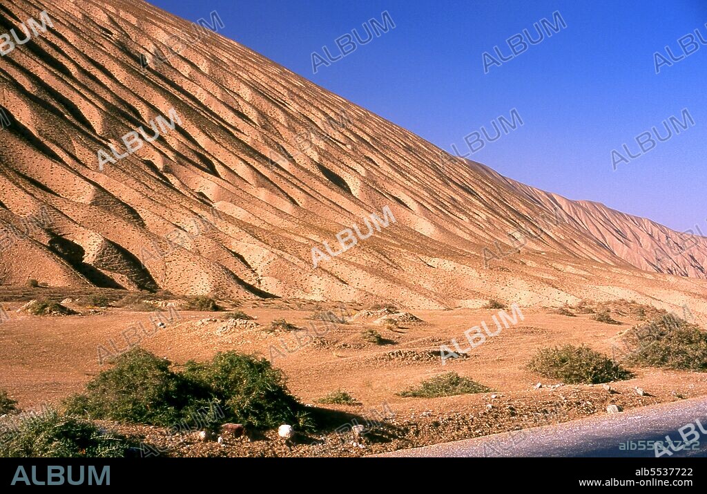 The Kunlun Mountains (simplified Chinese: ???; traditional Chinese: ???; pinyin: Kunlún Shan) are one of the longest mountain chains in Asia, extending more than 3,000 km. In the broadest sense, it forms the northern edge of the Tibetan Plateau south of the Tarim Basin and the Gansu Corridor and continues east south of the Wei River to end at the North China Plain.
