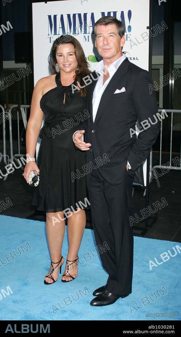 KEELY SHAYE BROSNAN und PIERCE BROSNAN. Jul 16, 2008 - New York, NY, USA - Actor PIERCE BROSNAN and his wife KEELY SHAYE-SMITH at the New York premiere of 'Mamma Mia!' held at the Ziegfeld Theatre. 16/07/2008