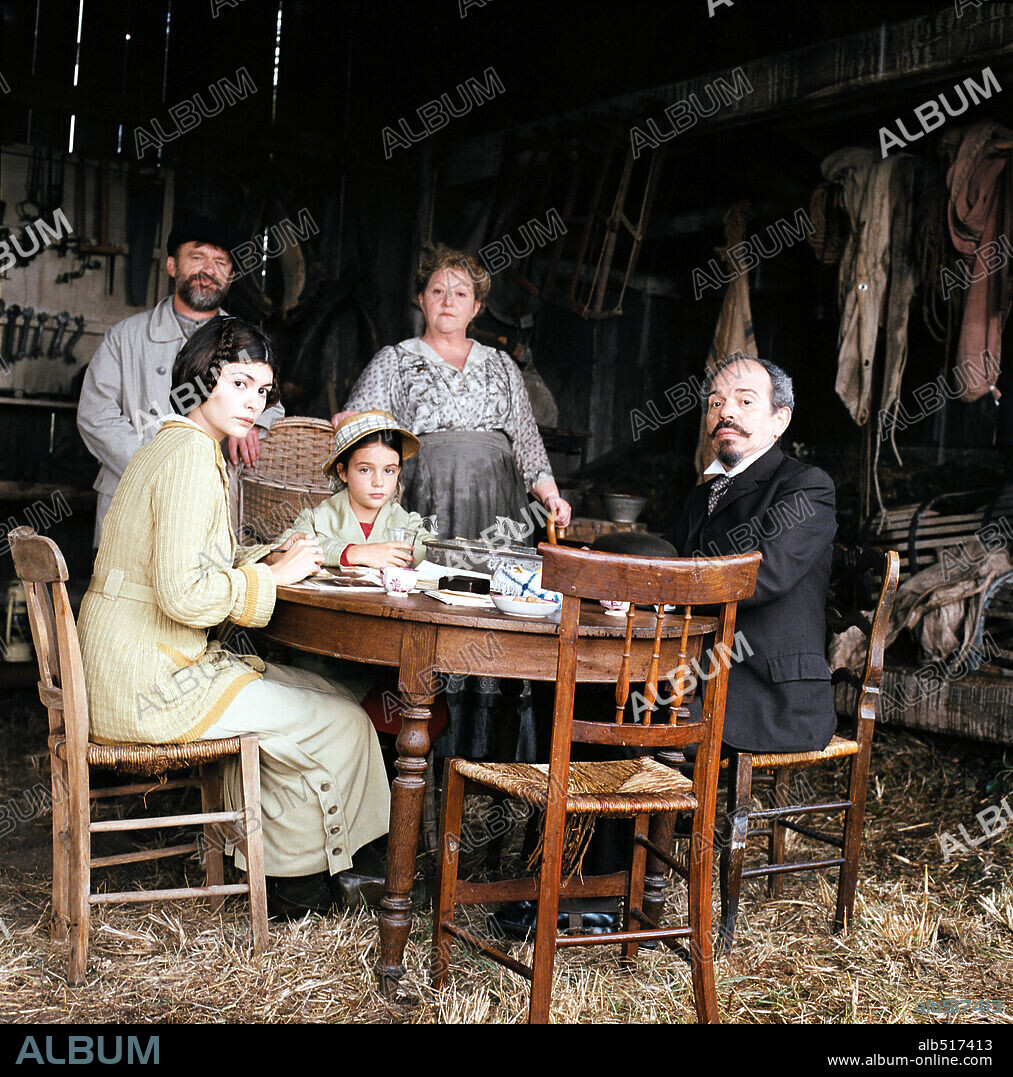 ANAIS DURAND, AUDREY TAUTOU, CHANTAL NEUWIRTH, DOMINIQUE PINON y TICKY HOLGADO en LARGO DOMINGO DE NOVIAZGO, 2004 (UN LONG DIMANCHE DE FIANÇAILLES), dirigida por JEAN-PIERRE JEUNET. Copyright WARNER BROS.