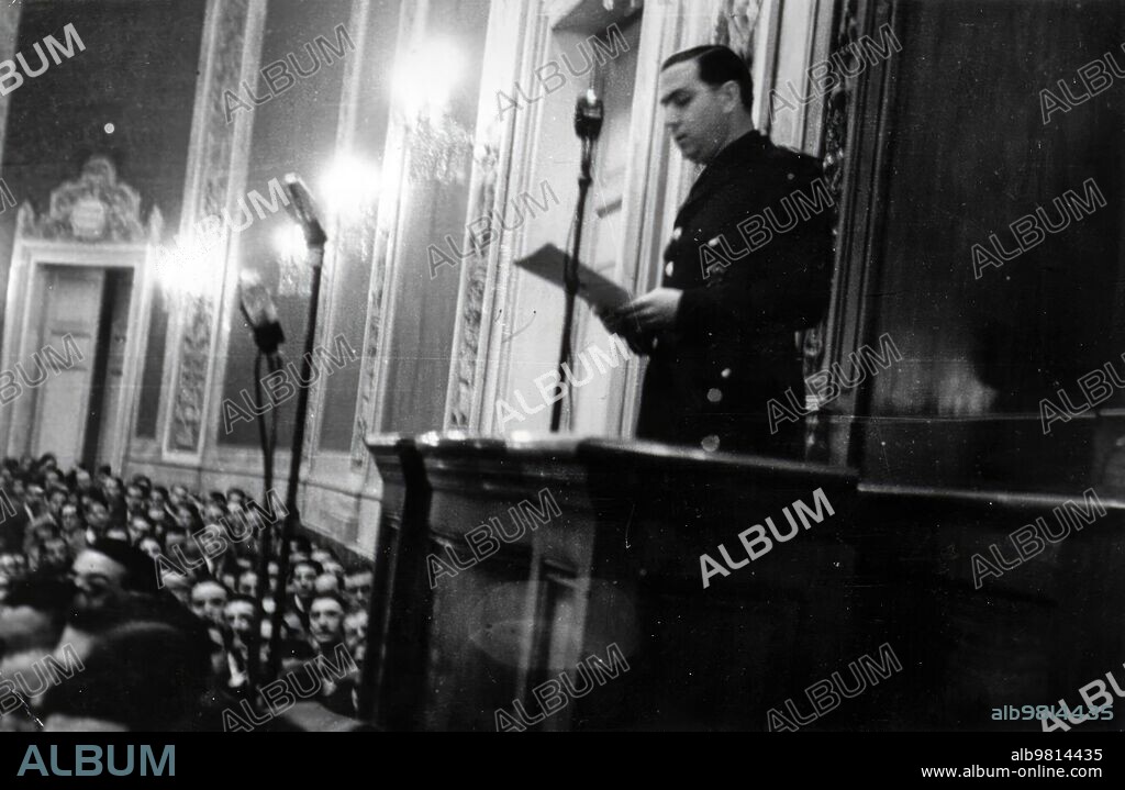 Laín, in 1943, with a Falangist uniform, at the Central University, during a conference for the political training of the University Militias.