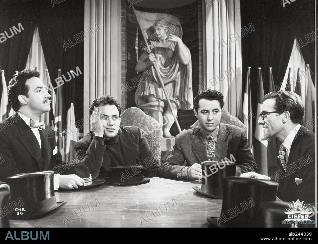JOSE LUIS OZORES, JUAN DE ORDUÑA, LUIS PRENDES y RICARDO ACERO en EL DIABLO TOCA LA FLAUTA, 1954, dirigida por JOSE MARIA FORQUE.