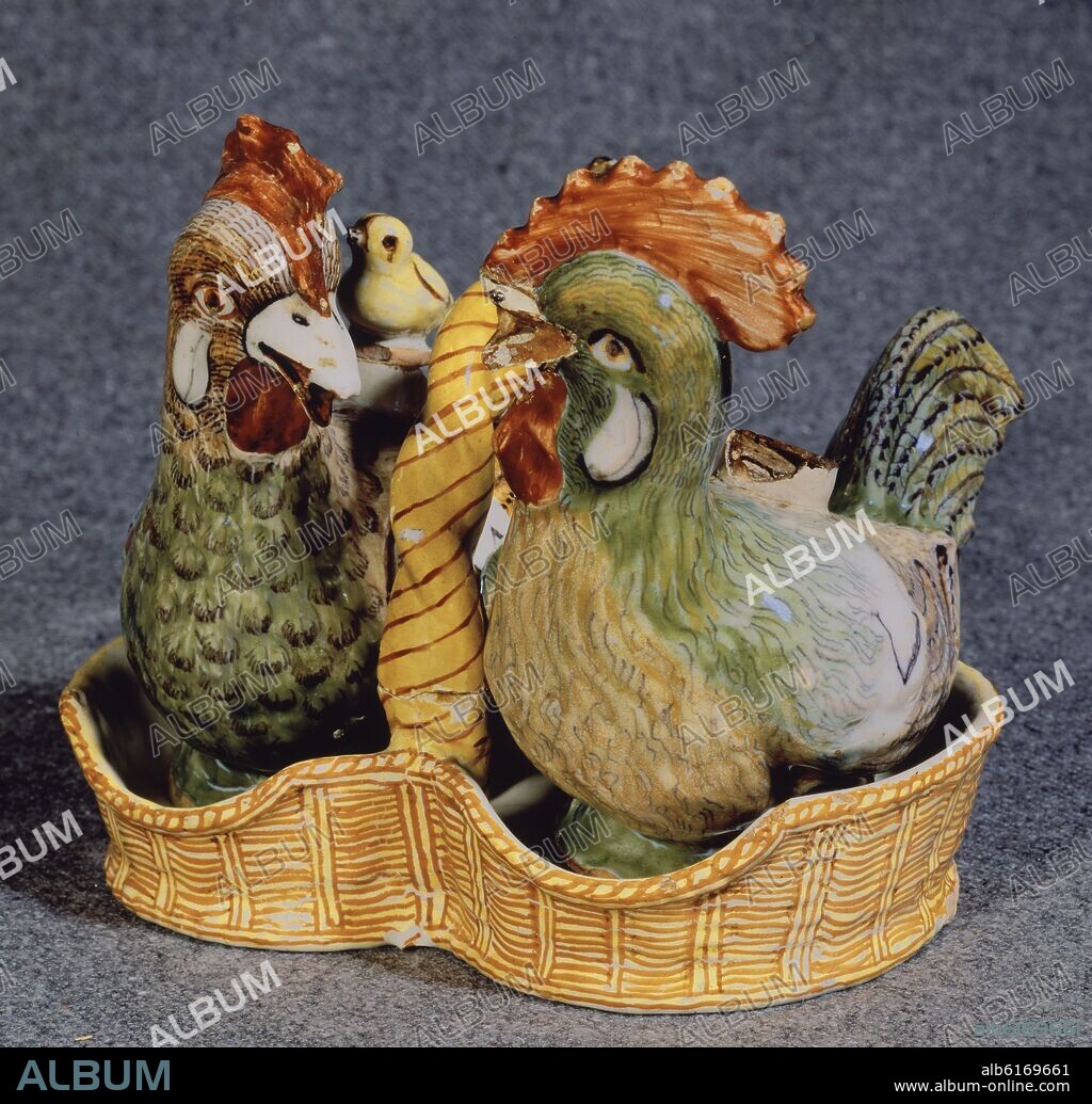 VINAJERAS DE CERAMICA-FORMA DE CESTO CON GALLO Y GALLINA.