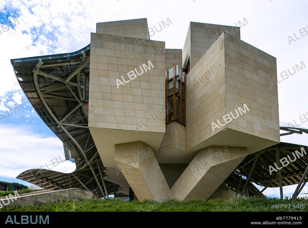 Spanien Elciego La Rioja 1303 Bodega Marqués de Riscal Hotel vollendet 2006 von Frank O Gehry.