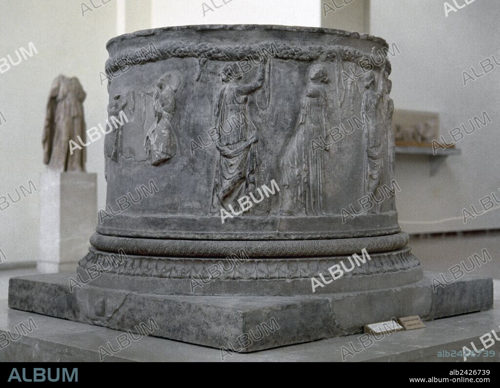 ARTE GRIEGO. GRECIA. ALTAR CIRCULAR DEL SANTUARIO DE ATENEA PRONAIA (380-375 a. C.), decorado con guirnaldas y jóvenes bailando. Museo de Delfos.