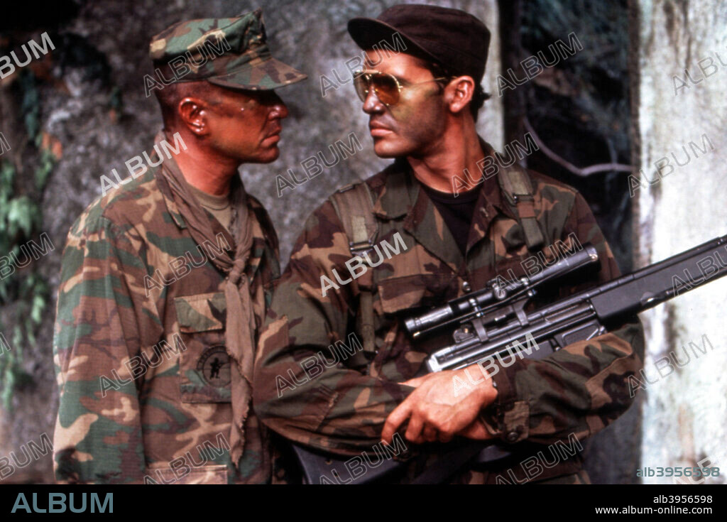 BILLY ZANE y TOM BERENGER en EN EL CORAZON DE LA JUNGLA, 1993 (SNIPER), dirigida por LUIS LLOSA. Copyright TRISTAR PICTURES.