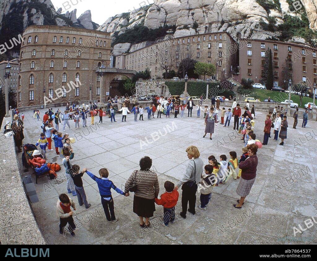 SARDANAS ANTE LA FACHADA PRINCIPAL - FOTO AÑOS 80.