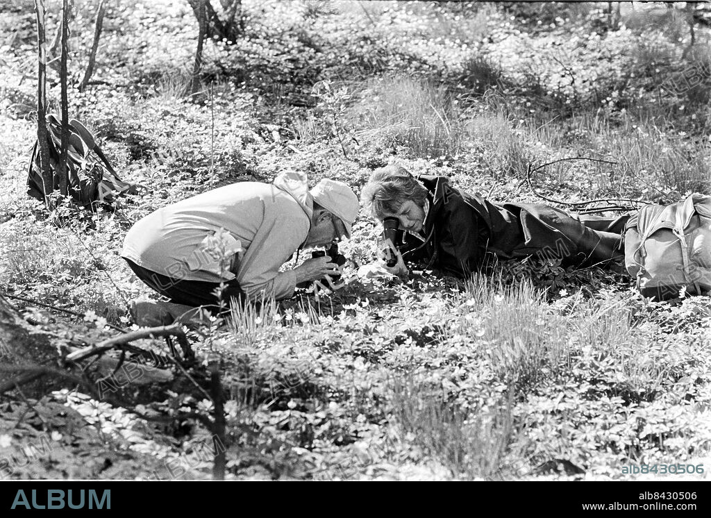 1971.. Reportage inför FAMILJESPEGELN. GRÄS MELLAN TÅRNA.. Ett naturligt radioprogram av Bertil Forsman och Karin Wilhelmson.. Sänt första gången 1971-05-29.. Här ses friluftsmänniskorna Marinus och Anna-Lisa van der Land studera småkryp med förstoringsglas.. Foto: Ulf Stråhle / RiR / SVT / Kod: 5600. Bild och reportage publ. i RiR 23/71 sid. 6-8.. RiR 20207 sv/v neg.