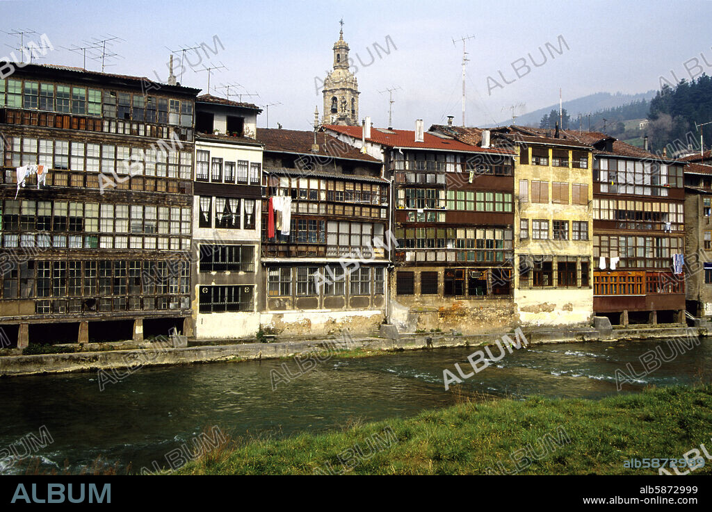 Balmaseda / Valmaseda, viviendas típicas junto al río (Las Encartaciones).