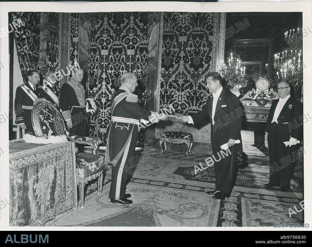 Madrid, 07/11/1963. Eduardo Antonio García Vazquez, embajador extraordinario y ministro Plenipotenciario de la República Dominicana presentando sus cartas credenciales en el Palacio Real a el jefe de estado, Francisco Franco.