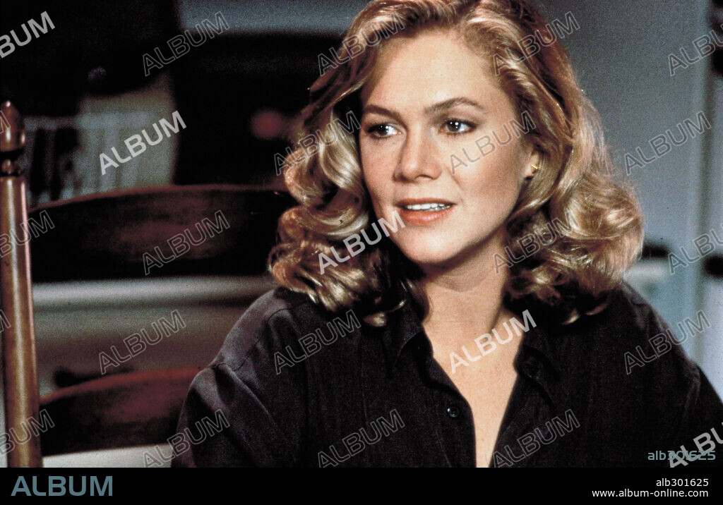 KATHLEEN TURNER in THE ACCIDENTAL TOURIST, 1988, directed by LAWRENCE KASDAN. Copyright WARNER BROTHERS.