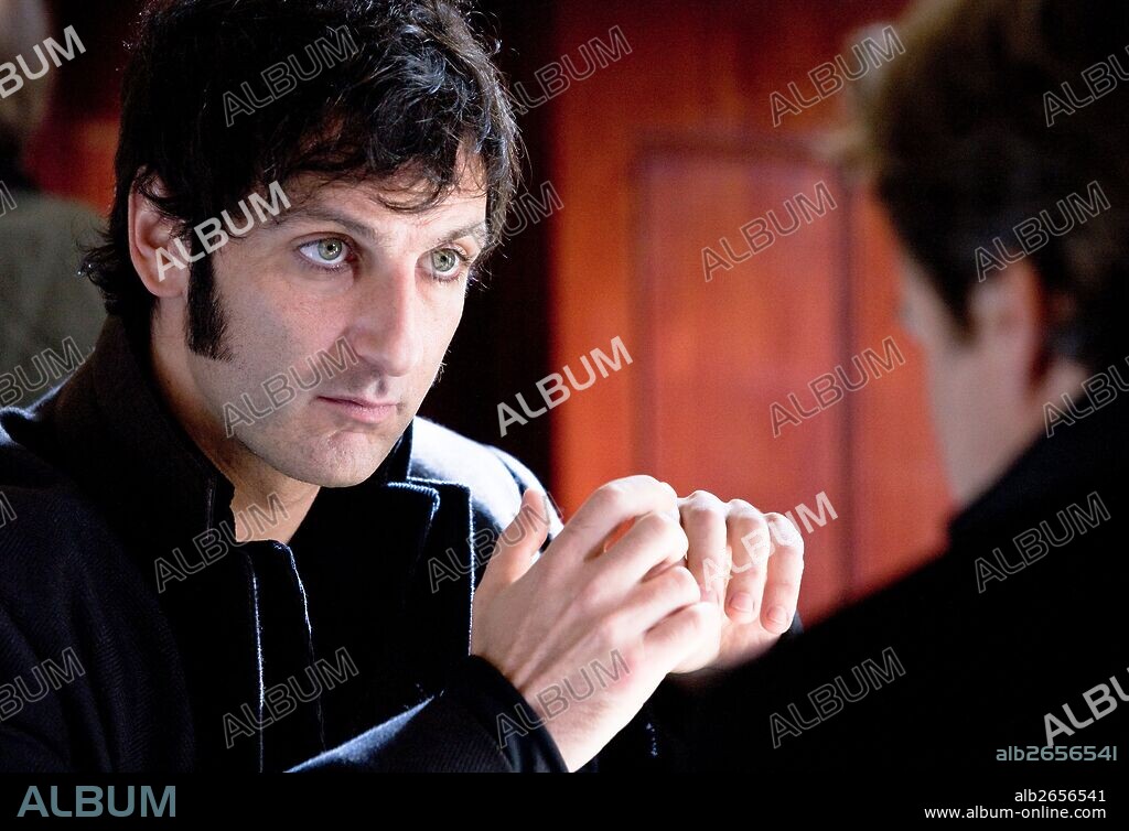 ERNESTO ALTERIO in LA MONTAÑA RUSA, 2012, directed by EMILIO MARTINEZ-LAZARO. Copyright ENRIQUE CEREZO PRODUCCIONES.