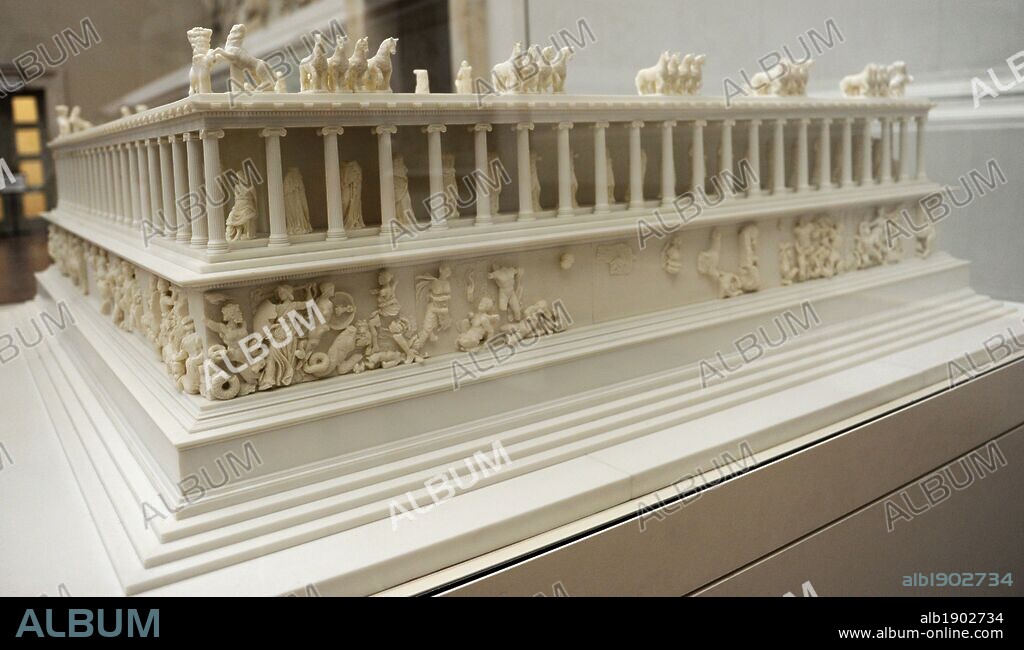 ARTE GRIEGO-HELENISTICO. ASIA MENOR. MAQUETA del "ALTAR DE ZEUS O ALTAR DE PERGAMO". Construído por orden de Eumenes II Sóter (197-159 a. C.), entre los años 164 y 156 a. C. S. II a. C. Museo de Pérgamo (Islas de los Museos). Berlín. Alemania. Europa.