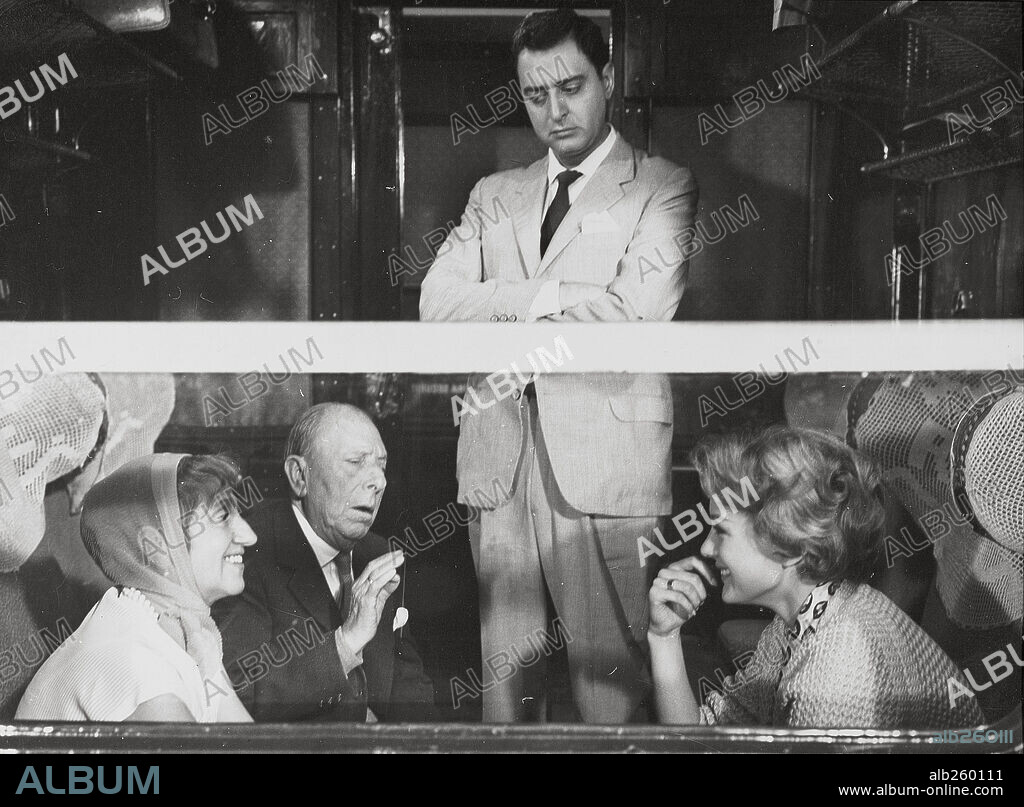 ANTONIO OZORES, JOSE ISBERT y JULIA GUTIERREZ CABA en CUPIDO CONTRABANDISTA, 1962, dirigida por ESTEBAN MADRUGA. Copyright LEDA FILMS.