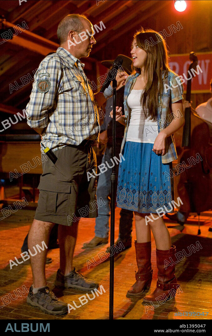 MILEY CYRUS und PETER CHELSOM in HANNAH MONTANA: THE MOVIE, 2009, unter der Regie von PETER CHELSOM. Copyright millar gough ink/walt disney pictures.