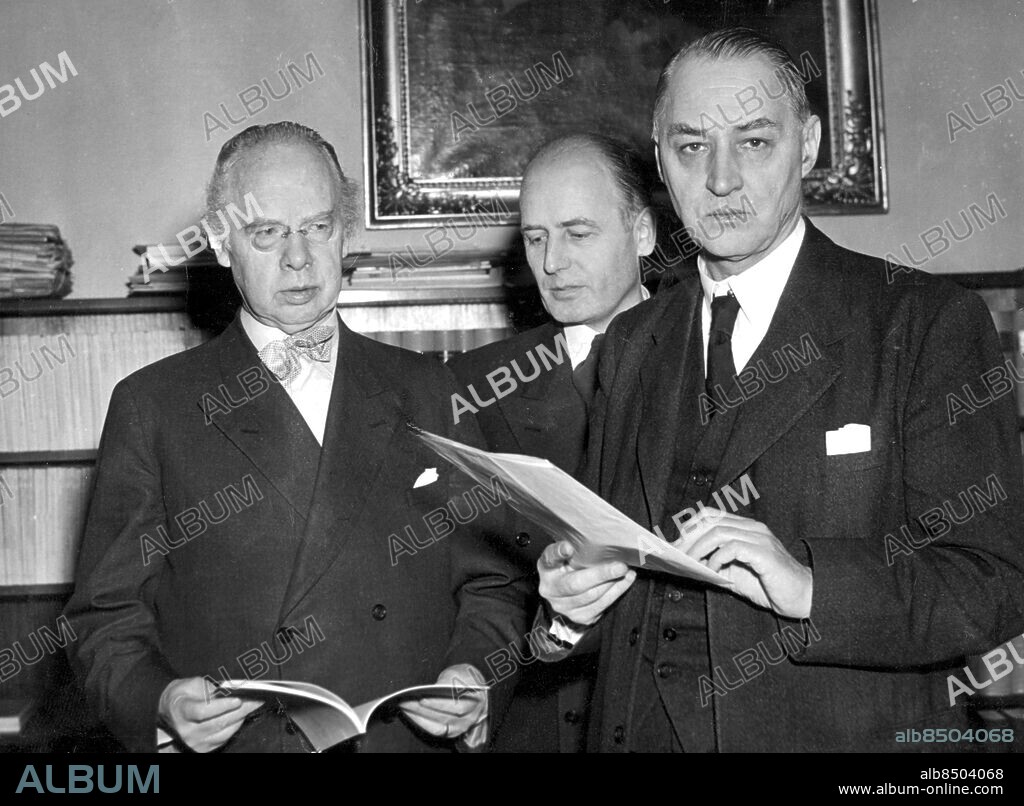 ©SCANPIX SWEDEN, 1951. Statsrådet Nils Quensel.. Bilden (fr.v): Prosten och riksdagsmannen (s) Harald Hallén, byråsekreterare Gunnar Kjellberg samt statsrådet Nils Quensel.. Foto: Scanpix . Code: 20360.