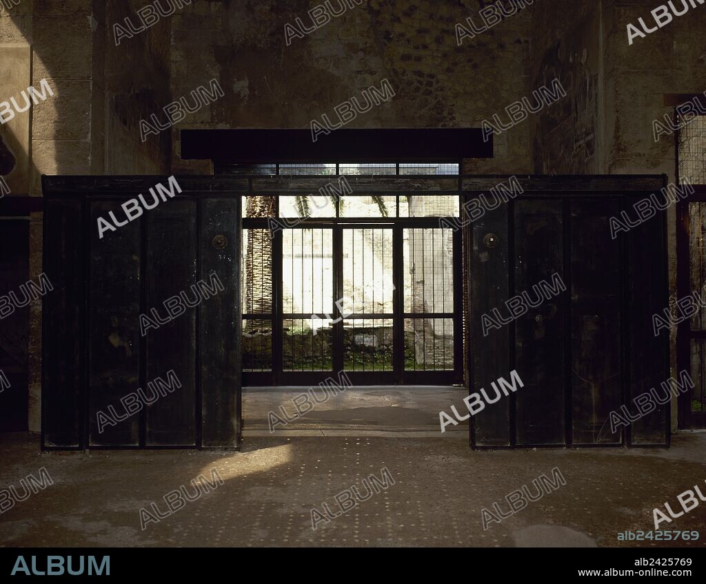 ARTE ROMANO. ITALIA. CASA DEL TRAMEZZO DI LEGNO. Vista del interior de la vivienda. Destaca la puerta de madera que se ha conservado y que separaba el "atrium" del "tablinum". HERCULANO. La Campania.