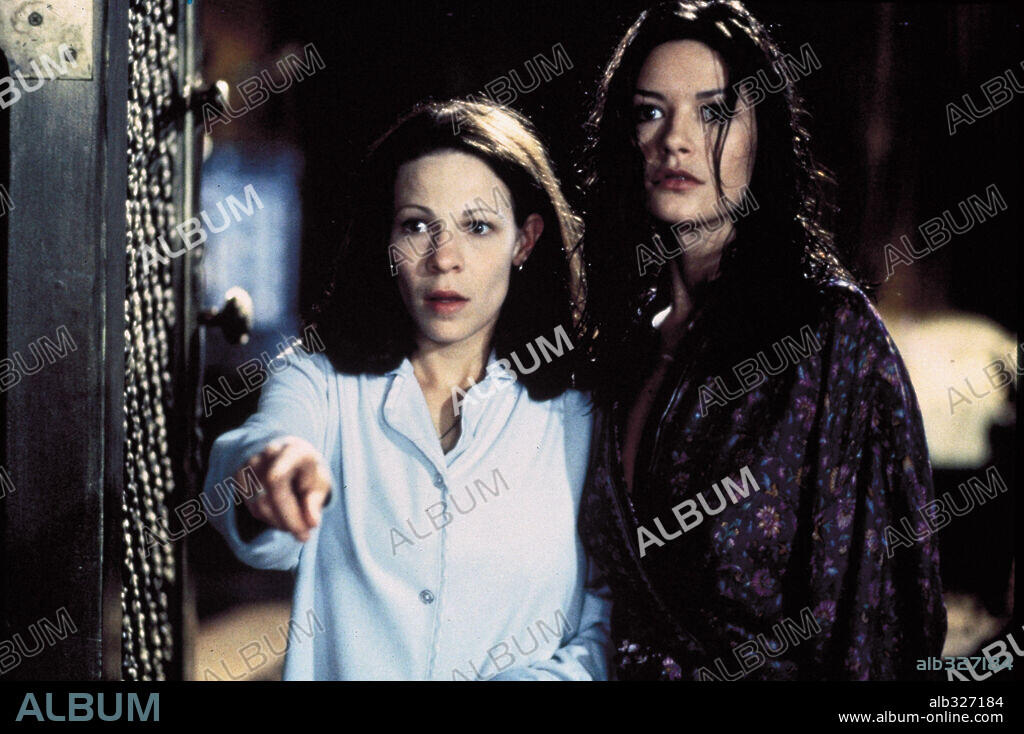 CATHERINE ZETA-JONES y LILI TAYLOR en GUARIDA, LA; MALDICIÓN, LA, 1999 (THE HAUNTING), dirigida por JAN DE BONT. Copyright DREAMWORKS / MASI, FRANK.