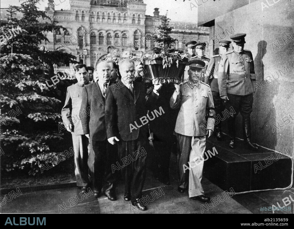 Funeral of soviet politician mikhail ivanovich kalinin, 1946, pallbearers, from left: malenkov, beria, molotov, stalin.