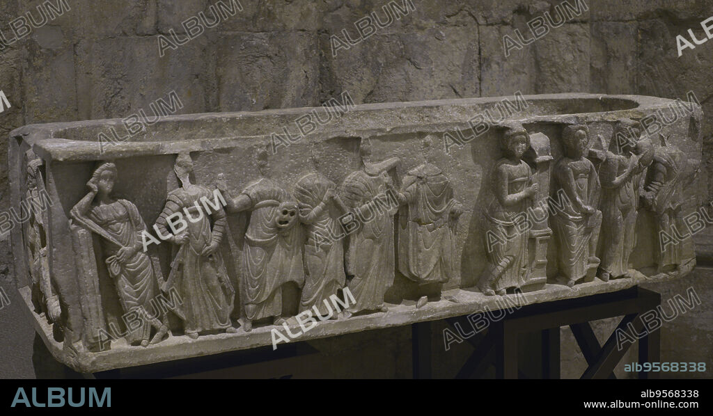 Sarcófago de las Musas. Siglos III-IV. Mármol. Decorado con relieves que representan a las musas del teatro y música, a ambos lados de un personaje central masculino. A la derecha se representa a Erato, Calíope, Talía, Euterpe y Polimnia. A la izquierda, una musa sin identificar, Terpsícore, Urania y Melpómene. En los extremos están representados genios funerarios. Procede de Valado dos Frades, Alfeizeriao (Alcobaça, Portugal). Museo Arqueológico do Carmo. Lisboa. Portugal.