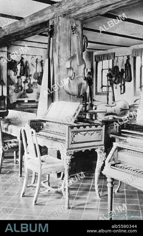 zu: Bach, Johann Sebastian Komponist; 1685-1750. "Bachhaus" in Eisenach, Rittergasse. (vermeintl. Geburtshaus Bachs, seit 1906 Bach-Gedenkstätte). Innenansicht: Musikzimmer mit Instrumenten Bachs. Foto, um 1910.