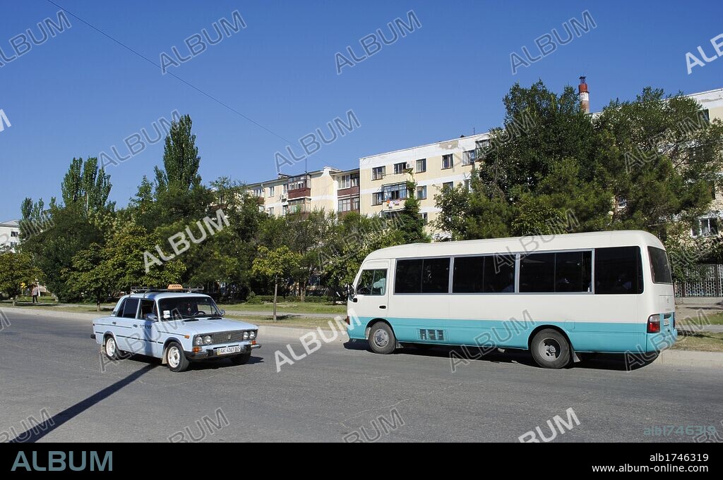 Taxi y el tradicional minibús llamado"Marshrutka", circulando por la ciudad de Feodosia o Teodosia. República Autónoma de Crimea. Ucrania. Europa Oriental.
